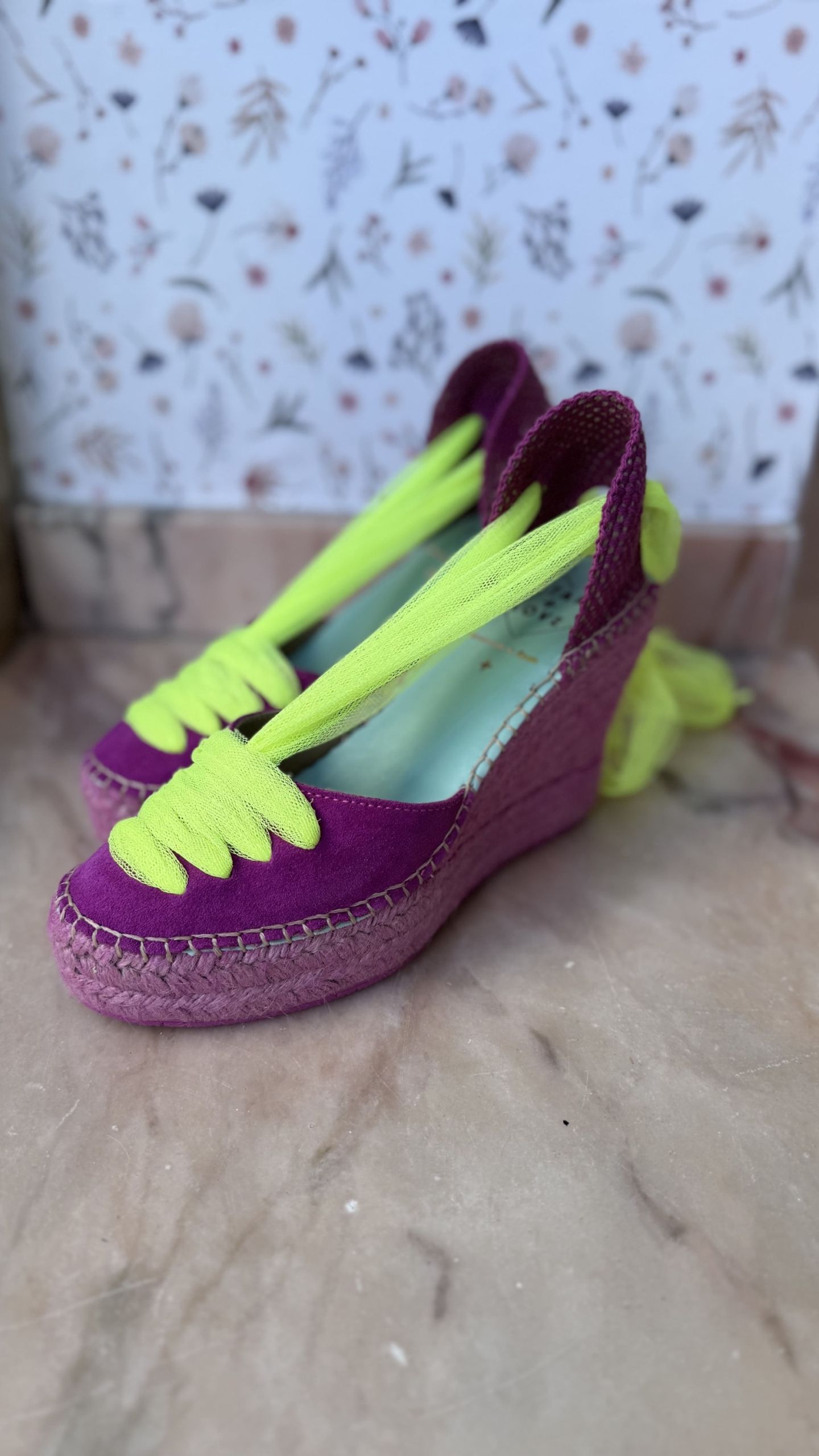 Cuña magenta con cinta amarillo fluor