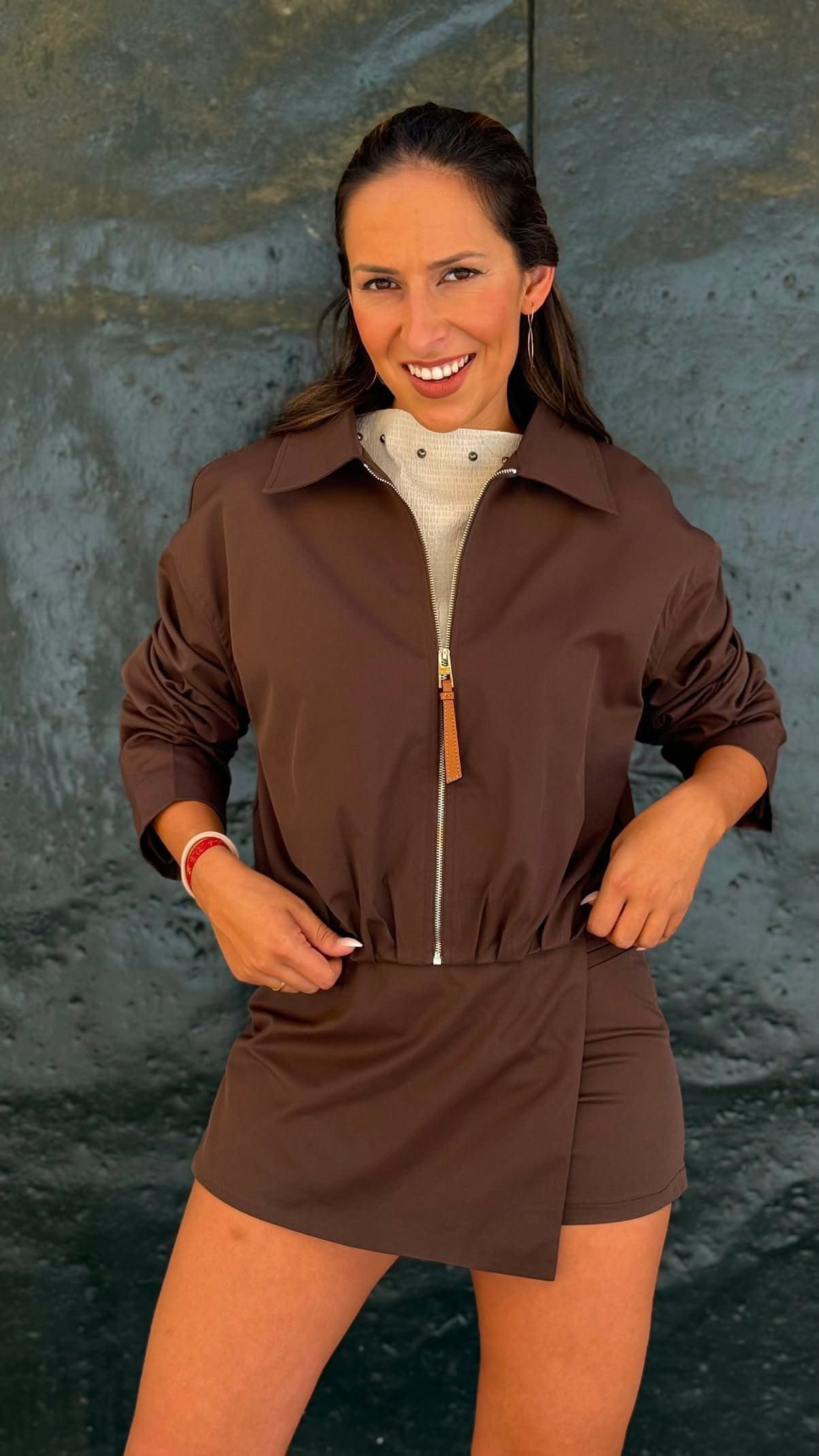 Chaqueta plisado marrón chocolate